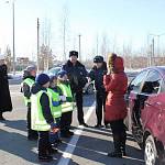 Сотрудники ОГИБДД ОМВД России по Сургутскому району совместно с юными инспекторами дорожного движения поздравили автоледи с 8 марта