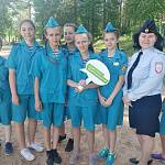 На массовом уроке безопасности новгородcкие подростки стали участниками акции «Научи ребенка ПДД» 