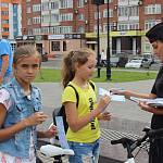 В Кузбассе сотрудники Госавтоинспекции проверили знание Правил дорожного движения юными велосипедистами