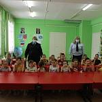 Автоинспекторы побывали в гостях у воспитанников детского сада «Совенок», где провели акцию «Светофор для папы»