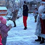 Полицейский Дед Мороз и «родительский патруль» организовали  новогодний флешмоб для юных новгородцев
