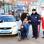 Полицейский Дед Мороз из Госавтоинспекции Тверской области поздравил детей на улицах областного центра