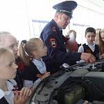 С техническим устройством автомобилей ставропольских школьников знакомят сотрудники РЭО ГИБДД