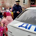 В Великом Новгороде дошкольники повышают эрудированность в области дорожной безопасности на тематических встречах