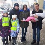 Автоинспекторы и школьники Республике Алтай поздравили женщин с Днем матери