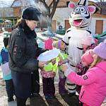 Сотрудники Госавтоинспекции Республики Алтай разъясняют воспитанникам детских садов «Азбуку дорожной безопасности»