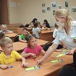 В Астраханской области сотрудники Госавтоинспекции научили ребят делать световозвращающие предметы своими руками