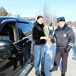 Сотрудники полиции Ноябрьска провели поздравительную акцию  «Цветы для автоледи»