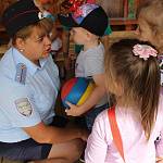 В Кузбассе сотрудники ГИБДД продолжают проведение занятий с дошкольниками по правилам безопасного поведения на дороге