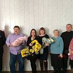 В Кемеровской области сотрудники Госавтоинспекции вручили молодой маме подарок