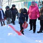 Граффити на снегу знака «Дети» появился вблизи образовательных учреждений Республике Алтай
