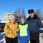 Акцию «Цветы для автоледи» провели в преддверии весеннего праздника сотрудники ГИБДД Вытегорского района