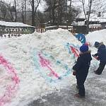 С помощью композиций на снегу юные новгородцы напоминают детям и взрослым о правилах дорожной безопасности