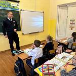 Сотрудник новомосковской Госавтоинспекции провел для школьников урок дорожной безопасности