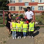 В городе Адыгейске госавтоинспекторы учат воспитанников детского сада применять световозвращающие жилеты