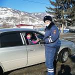 В Республике Алтай продолжается акция «Цветы для автоледи»
