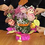 В Подмосковье школьники поздравили педагогов с их профессиональным праздником световозвращающими сувенирами