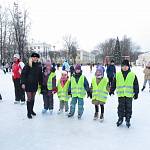 Сотрудники по пропаганде ГИБДД Смоленска проводят уроки дорожной грамотности на ледовых катках