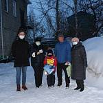 Сотрудники Госавтоинспекции и уполномоченный по правам ребёнка в Республике Алтай поздравили мужчин с наступающим праздником