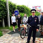 Госавтоинспекторы Ставрополя вручают световозвращатели вблизи обновленных велодорожек