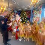 Сотрудник новомосковской Госавтоинспекции поздравил дошколят с новогодними праздниками и познакомил с ПДД
