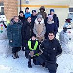 Юные помощники ГИБДД слепили снеговиков в дорожном стиле