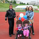В Карелии участников парада колясок, близнецов и будущих мам госавтоинспекторы оснастили световозвращателями