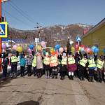 Госавтоинспекторы Республики Алтай прогулялись со школьниками дорогой безопасности
