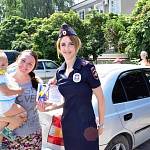 Госавтоинспекторы Кабардино-Балкарии разъясняют новый порядок перевозки юных пассажиров в местах притяжения семей   