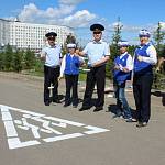 Сотрудники кемеровской Госавтоинспекции и юные инспекторы движения проводят акцию «Безопасный двор»
