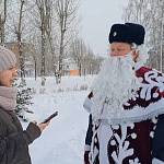 Назаровские юнкоры «Пресс-центра ЮИД» взяли интервью у полицейского Деда Мороза