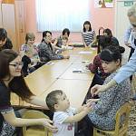 Для молодых родителей Югры проводят мастер-классы по использованию детских автокресел