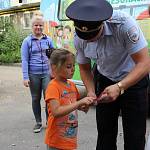 Сотрудники Барнаульской ГИБДД продолжают рассказывать детям и их родителям о правилах дорожного движения