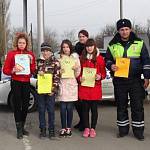 На автодороге Ростов - Азов сотрудники ГИБДД и школьники призвали водителей соблюдать скоростной режим