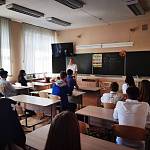 В День знаний сотрудники кемеровской Госавтоинспекции провели урок безопасности для учащихся одной из школ города