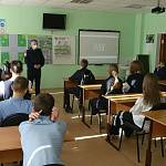Сотрудники кемеровской Госавтоинспекции и педагоги провели занятие по активизации знаний ПДД с учащимися основного звена школы № 97