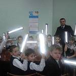 Сотрудники ГИБДД раздали детям более 2 тысяч световозвращающих элементов.