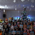 В Республике Алтай Полицейский Дед Мороз поздравил участников Новогоднего бала ЮИД