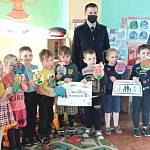 Поздравительные открытки новгородских дошкольников призвали взрослых участников движения к ответственному поведению на дорогах