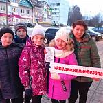 Новгородские школьники вблизи пешеходных переходов организовали пункты разъяснения дорожных правил 