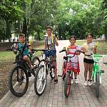 Сотрудники Госавтоинспекции Предгорного района совместно с волонтерами провели в парке акцию «Юный велосипедист!»