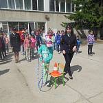 Новосибирские школьники встречают летние каникулы под девизом «Во дворе играем – ПДД соблюдаем!»