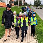 Новгородские первоклассники проложили безопасный маршрут на пешеходной экскурсии «Шагающий автобус»