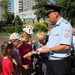 Инспекторы ГИБДД и педагоги провели для детей тематическую игру по Правилам дорожного движения