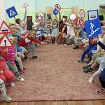 В Мурманске сотрудники Госавтоинспекции проводят занятия по безопасности дорожного движения с воспитанниками лагерей и детских садов