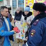 Ставропольские школьники вручают пешеходам световозвращающие «Валентинки безопасности»