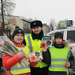 Юные инспекторы движения г. Инза Ульяновской области поздравили инзенских автоледи с 8 марта