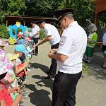 Автоинспекторы в День образования службы Госавтоинспекции в поддержку детской безопасности встретились с воспитанниками детского сада
