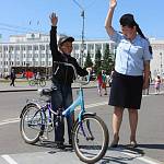 В День защиты детей сотрудники Госавтоинспекции организовали площадку дорожной безопасности для юных велосипедистов