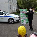 В Хакасии Усть-Абаканские Госавтоинспекторы познакомили дошкольников с патрульным автомобилем